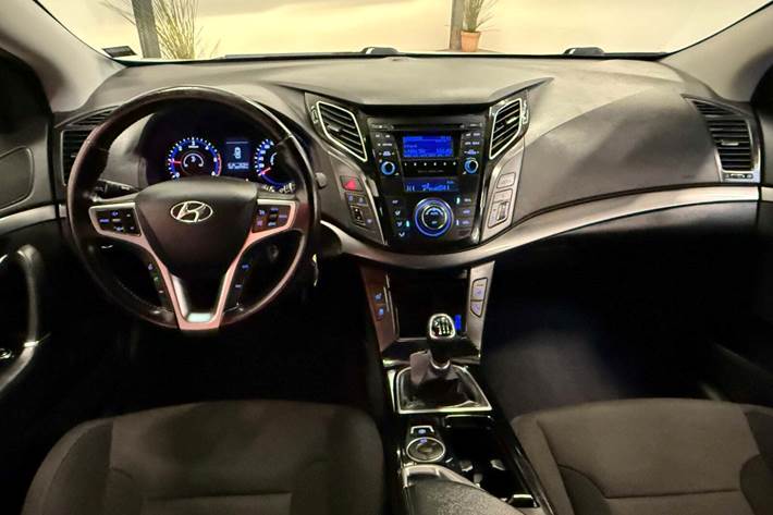 Hvid Hyundai i40 fra 2014 set indefra