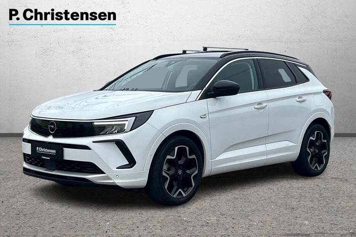 Hvid Opel Grandland fra 2023 set udefra