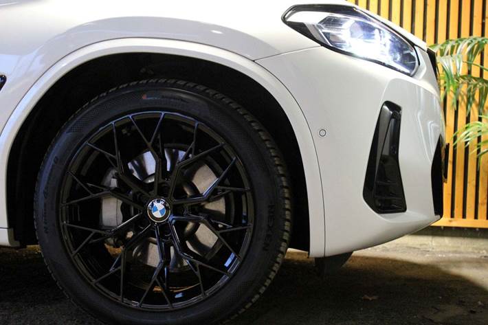 Hvid BMW iX3 fra 2023