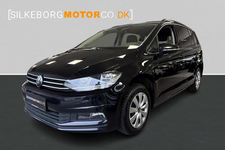 Sort VW Touran fra 2023 set udefra