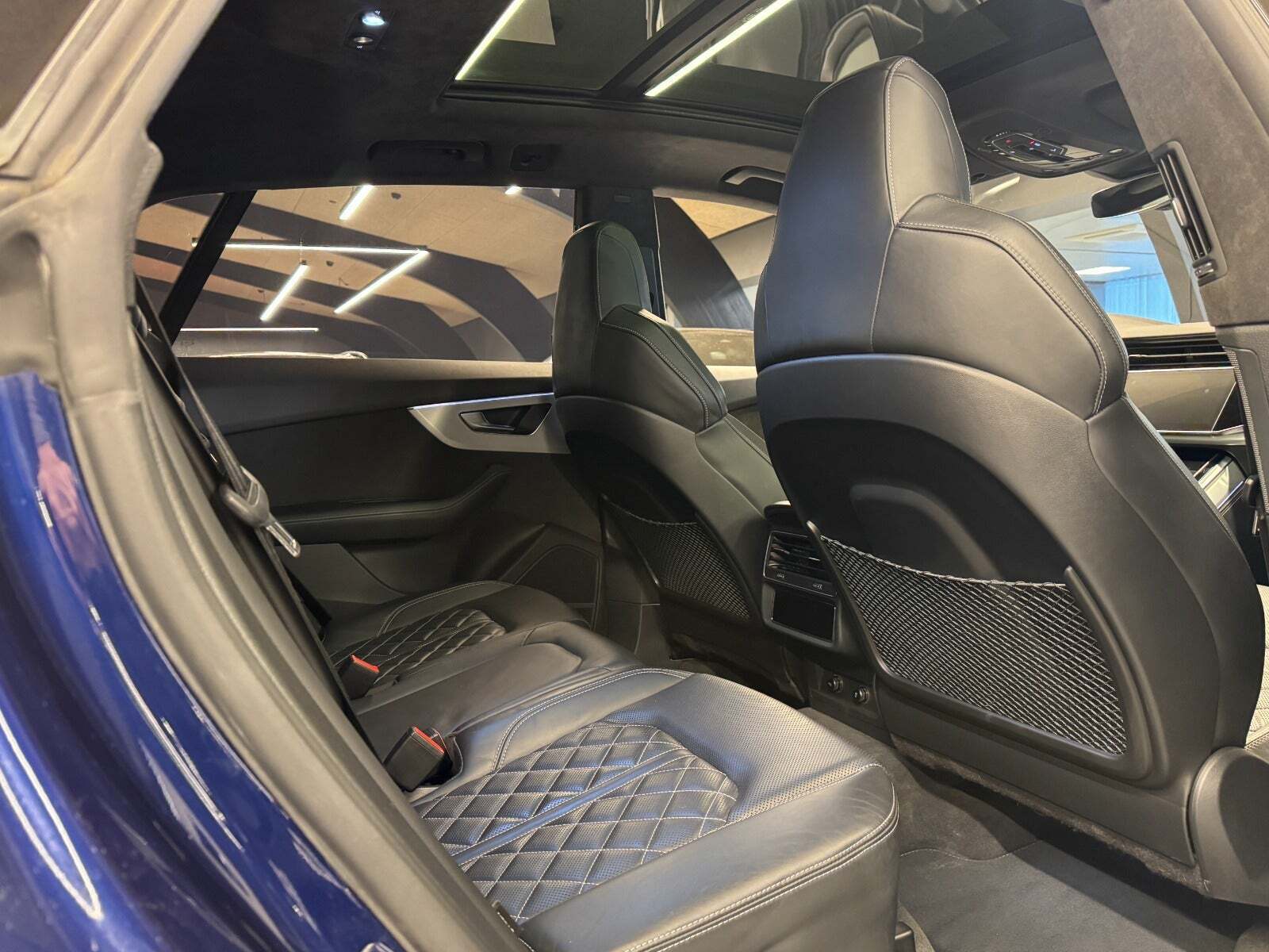 Blå Audi Q8 fra 2019