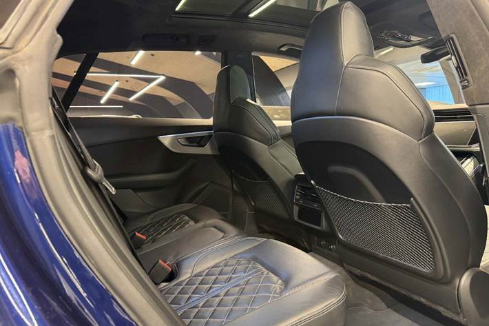 Blå Audi Q8 fra 2019