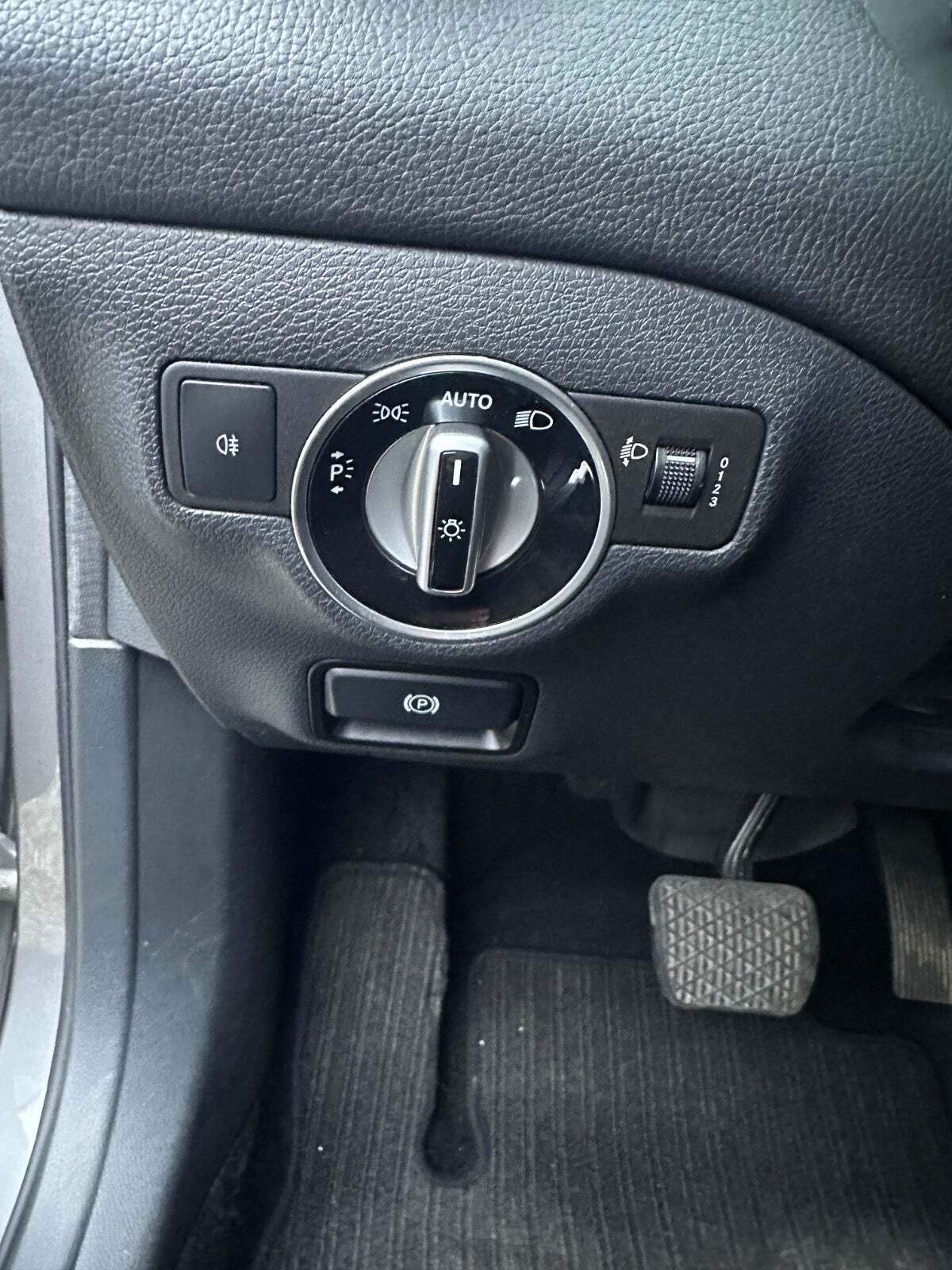 Grå Mercedes GLA200 fra 2015