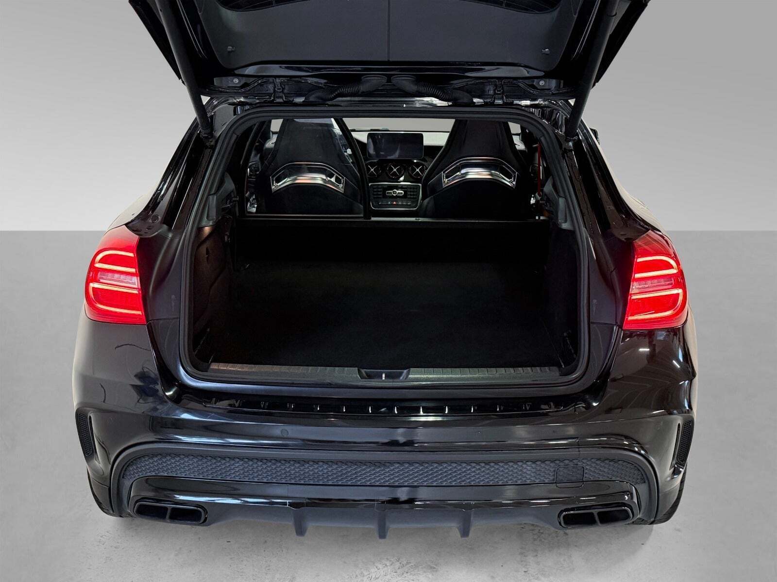 Rød Mercedes GLA45 fra 2015