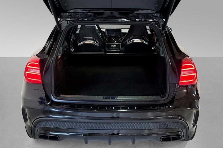 Rød Mercedes GLA45 fra 2015