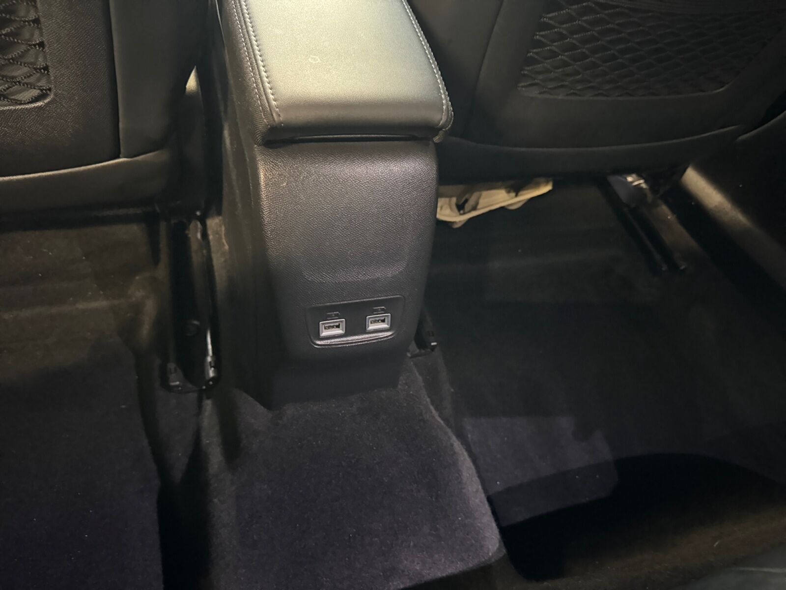 Sølv Peugeot e-2008 fra 2021