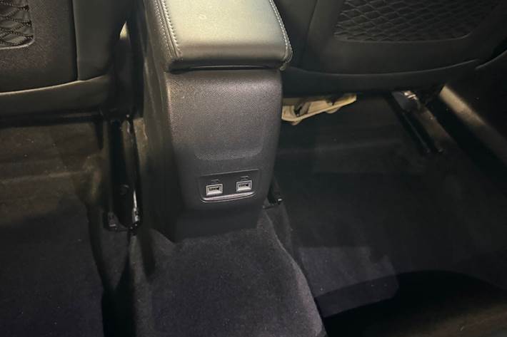 Sølv Peugeot e-2008 fra 2021