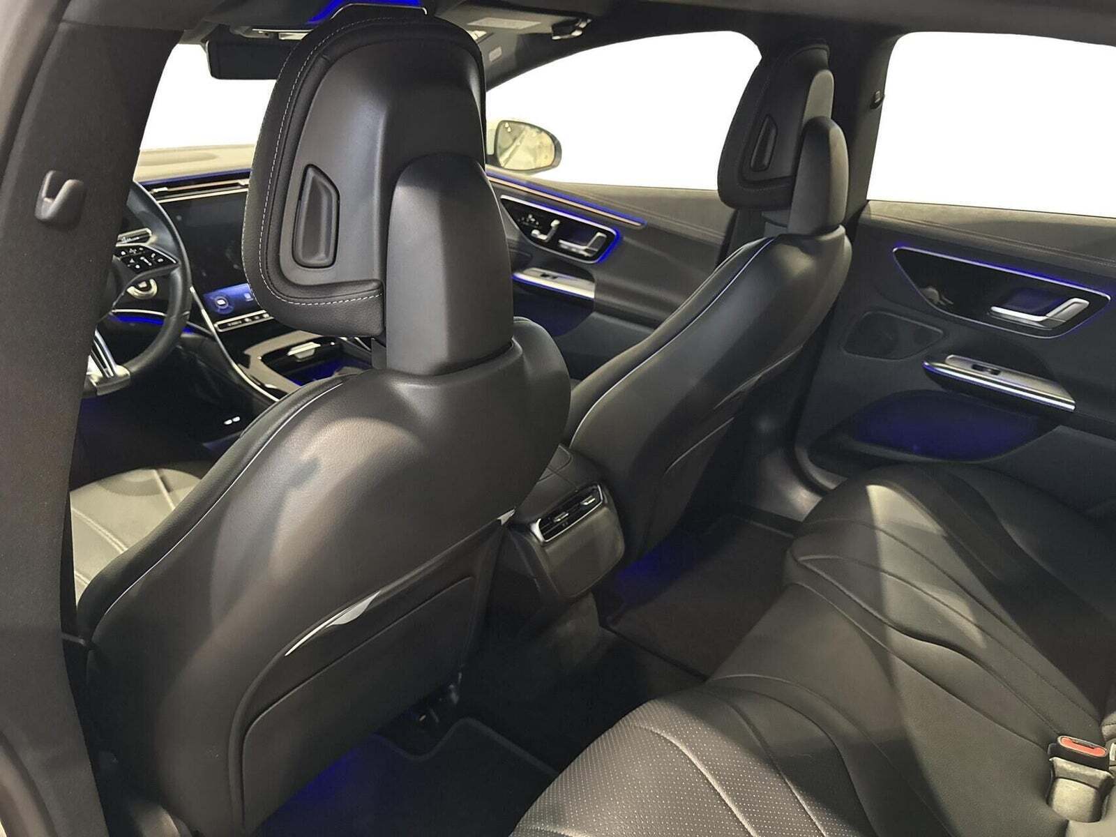 Hvid Mercedes EQE300 fra 2024