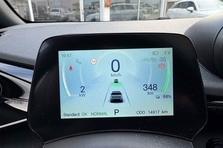 Blå BYD Dolphin fra 2024