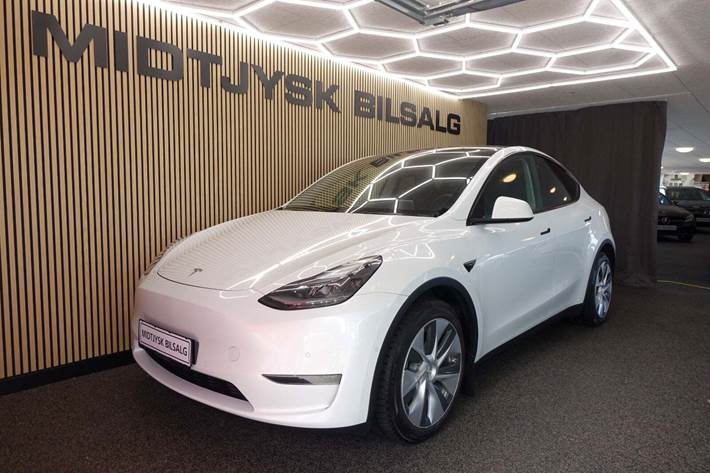 Hvid Tesla Model Y fra 2023 set udefra