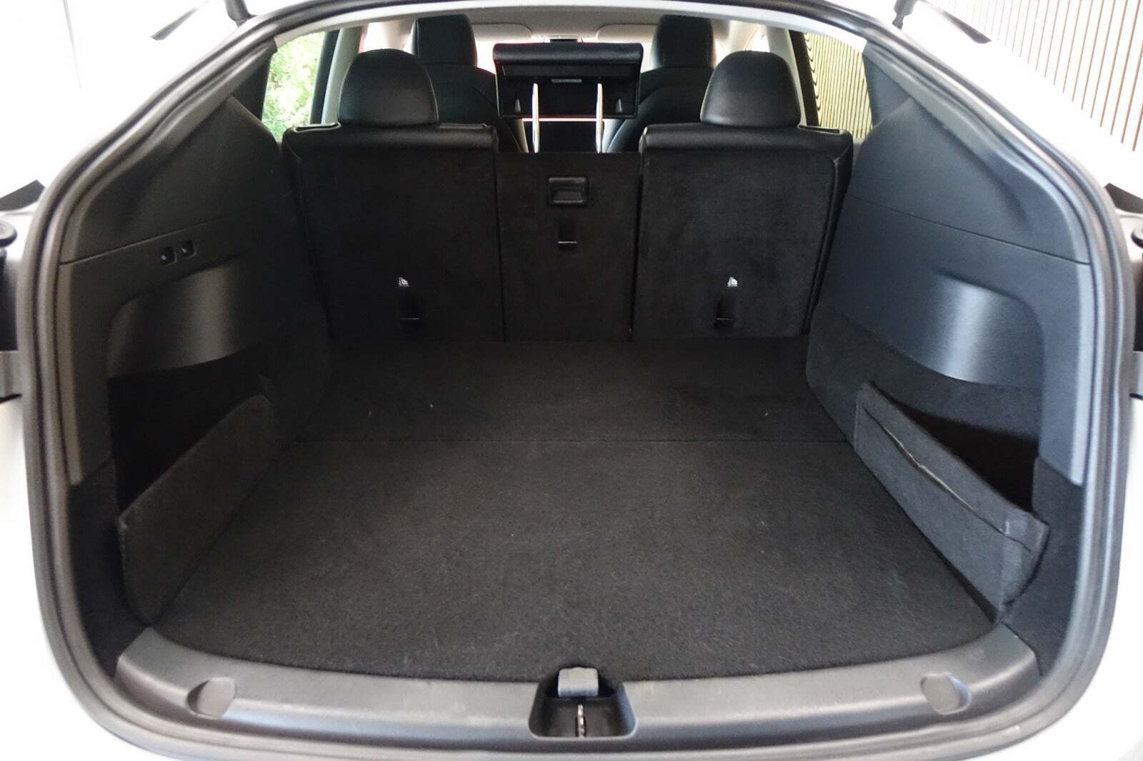 Hvid Tesla Model Y fra 2023