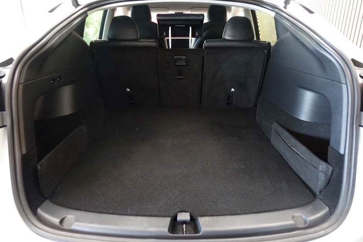 Hvid Tesla Model Y fra 2023