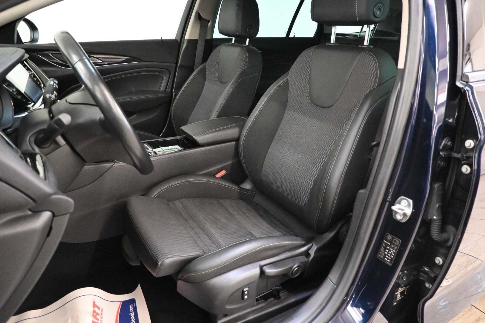 Blå Opel Insignia fra 2018