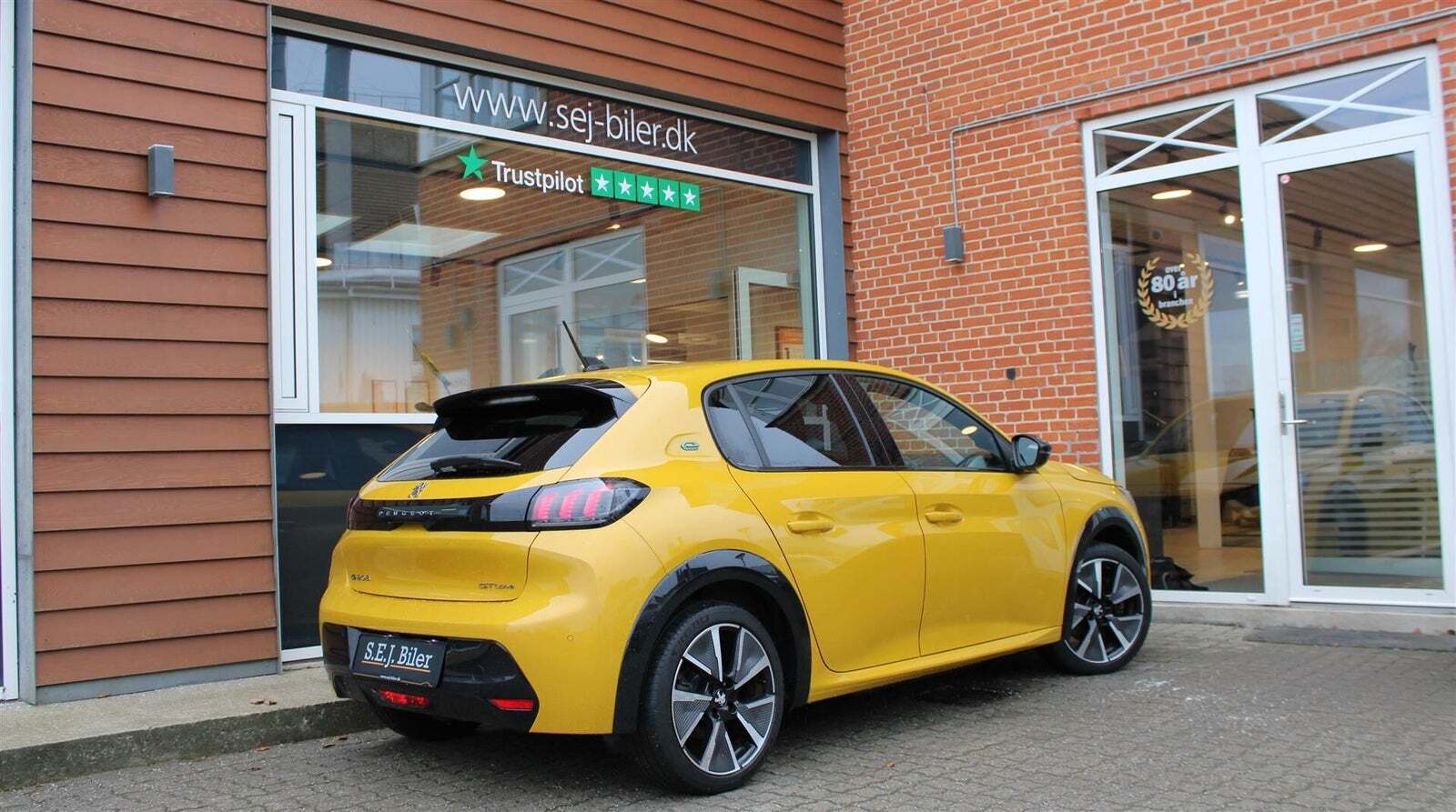 Gul Peugeot e-208 fra 2020