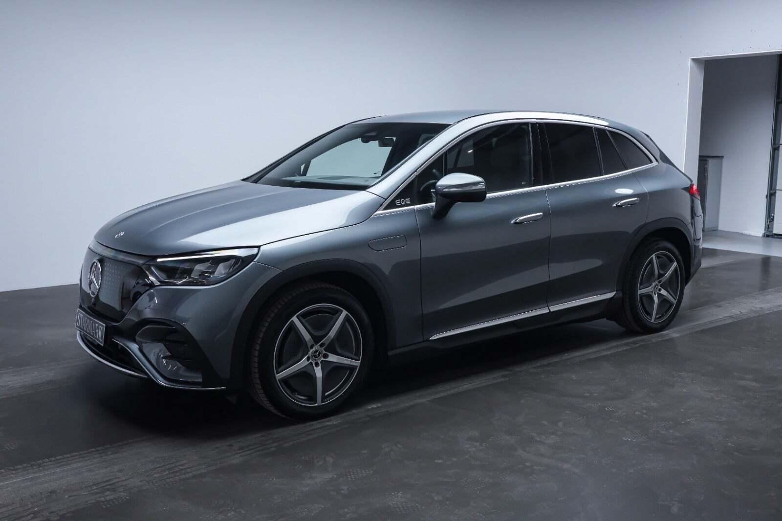 Grå Mercedes EQE350 SUV fra 2024