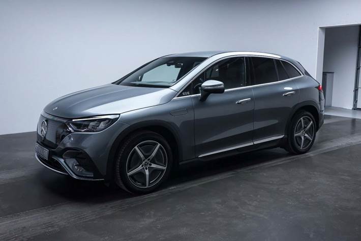 Grå Mercedes EQE350 SUV fra 2024