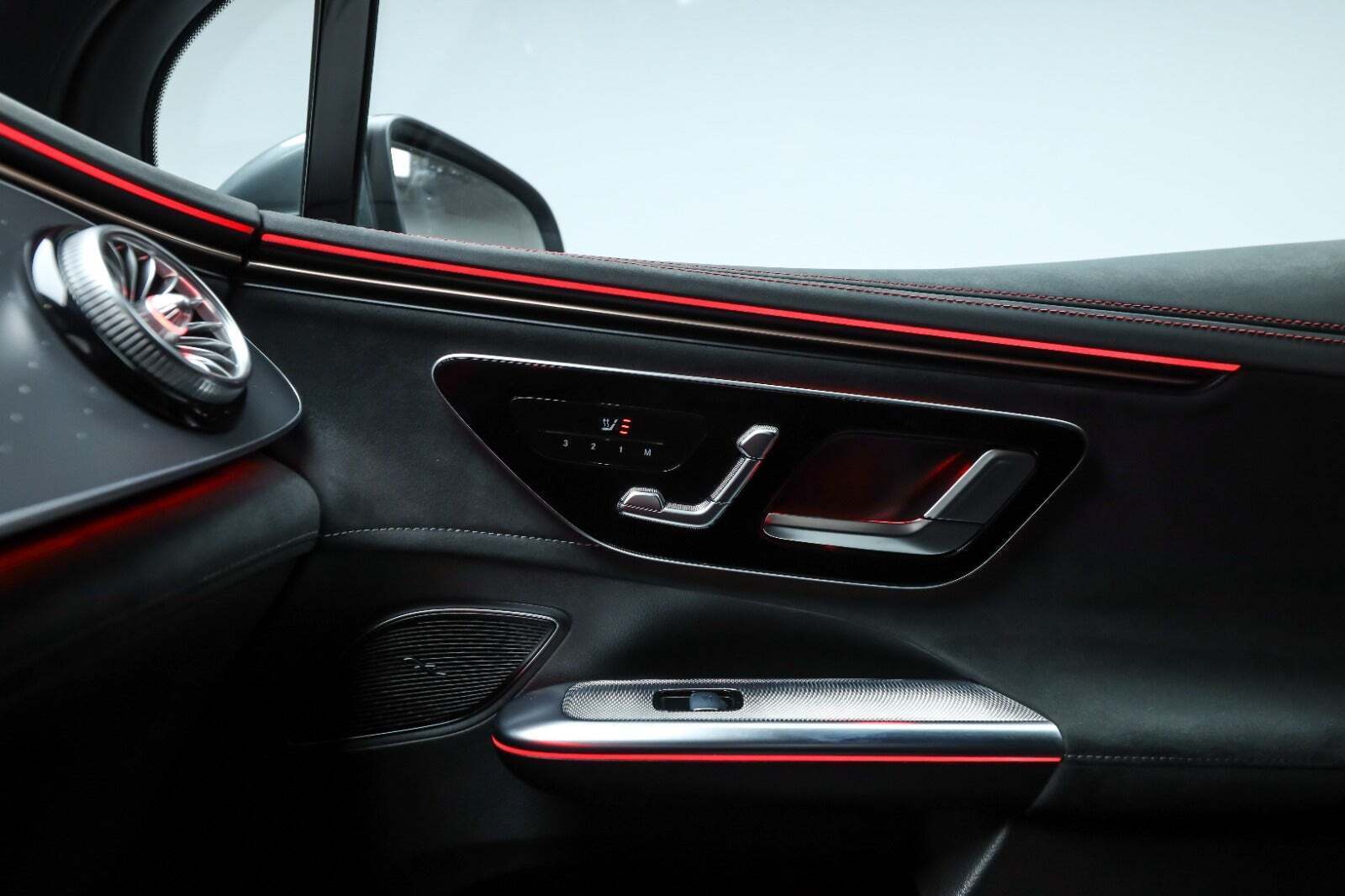 Grå Mercedes EQE350 SUV fra 2024