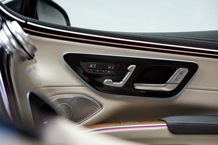 Sort Mercedes EQS450 SUV fra 2024