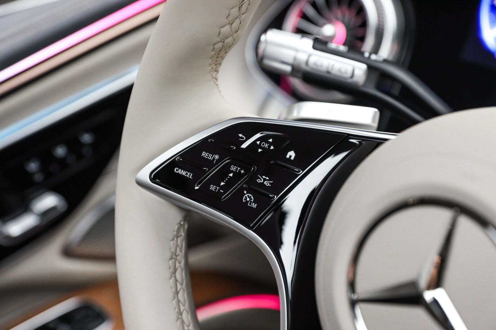 Sort Mercedes EQS450 SUV fra 2024