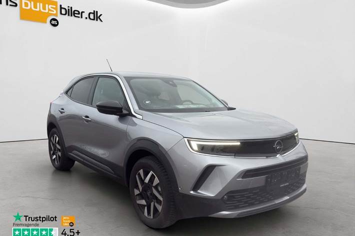 Sølv Opel Mokka-e fra 2023 set udefra