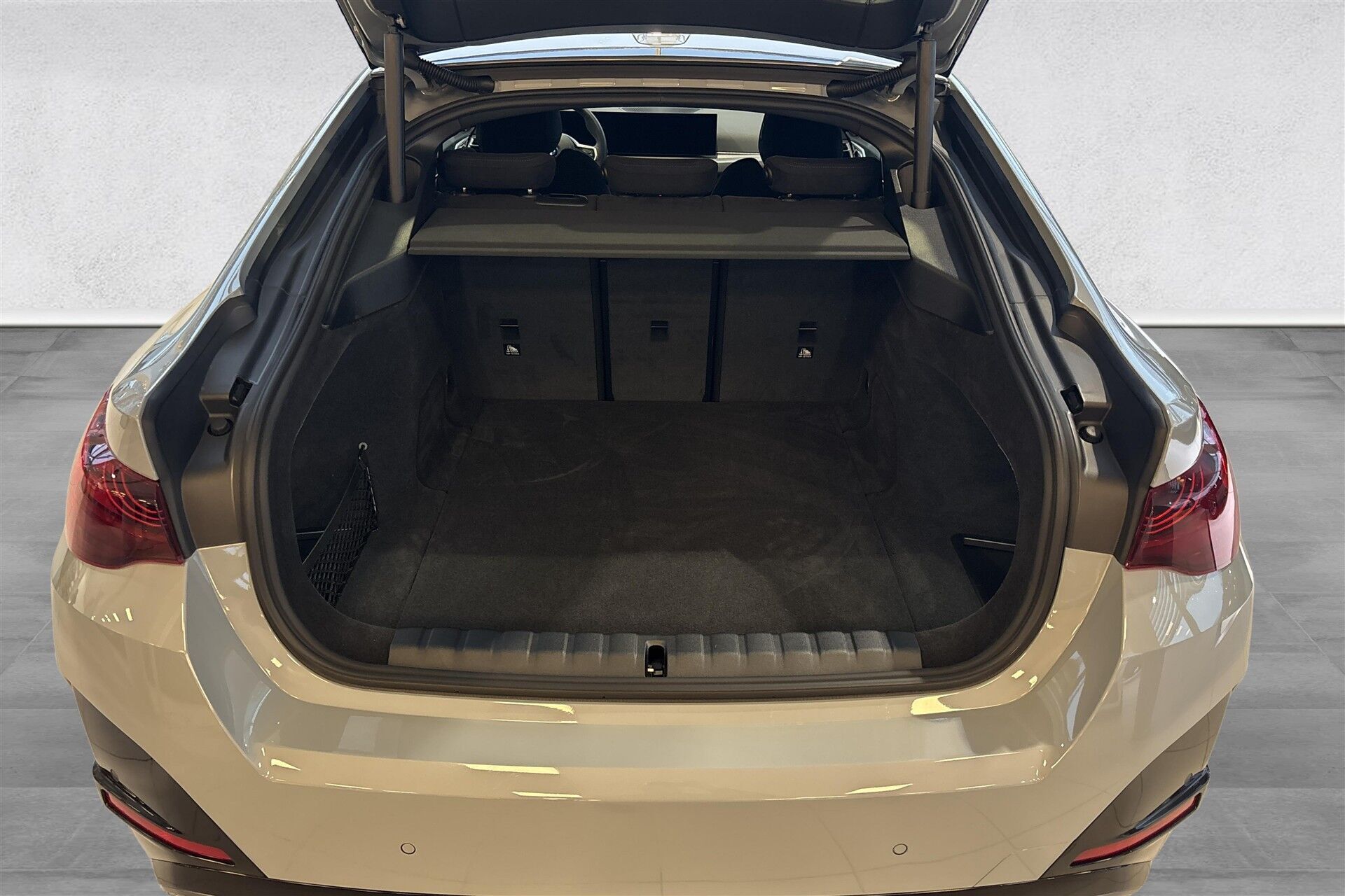 Grå BMW i4 fra 2025