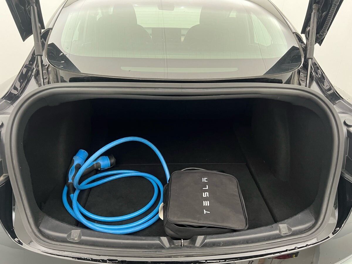 Sort Tesla Model 3 fra 2019