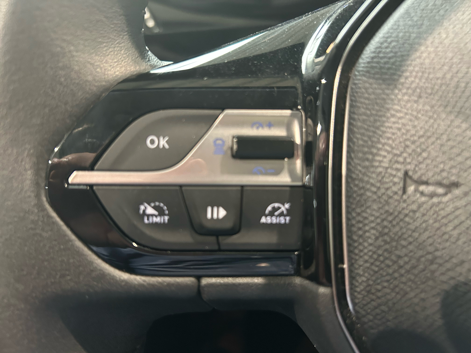 Grå Peugeot 308 fra 2022