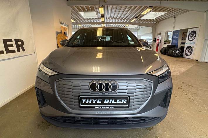 Grå Audi Q4 e-tron fra 2023