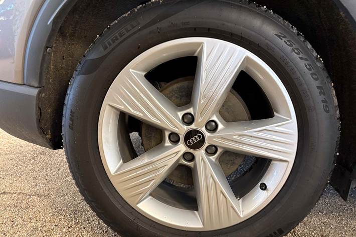 Grå Audi Q4 e-tron fra 2023