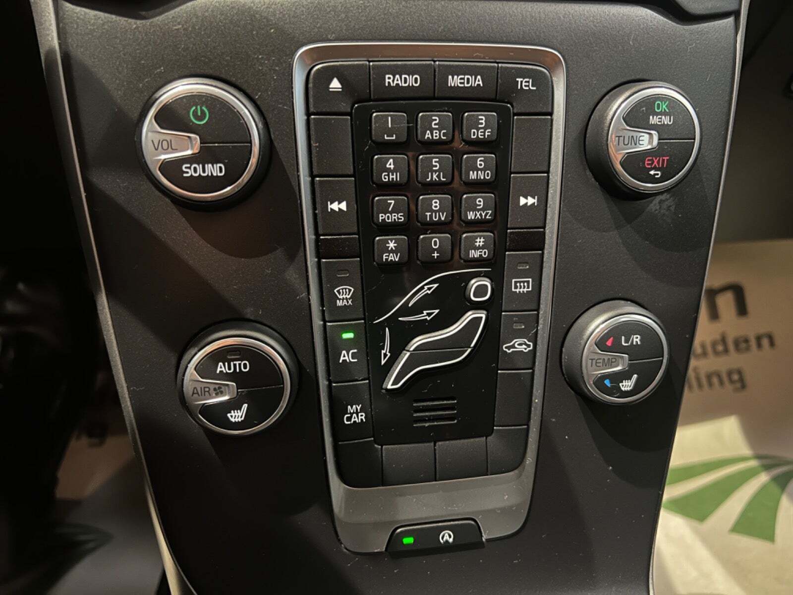 Grå Volvo V40 fra 2017