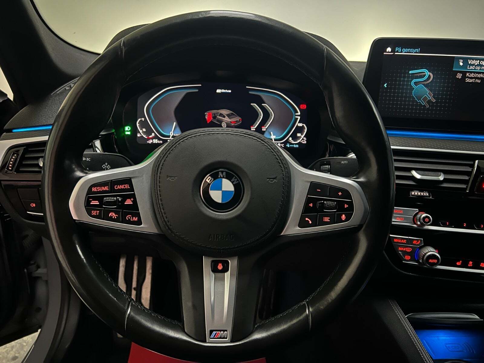 Grå BMW 530e fra 2021