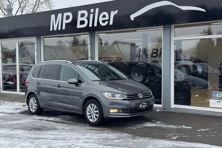 Grå VW Touran fra 2019
