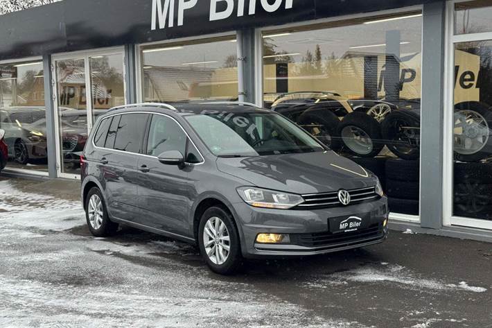 Grå VW Touran fra 2019