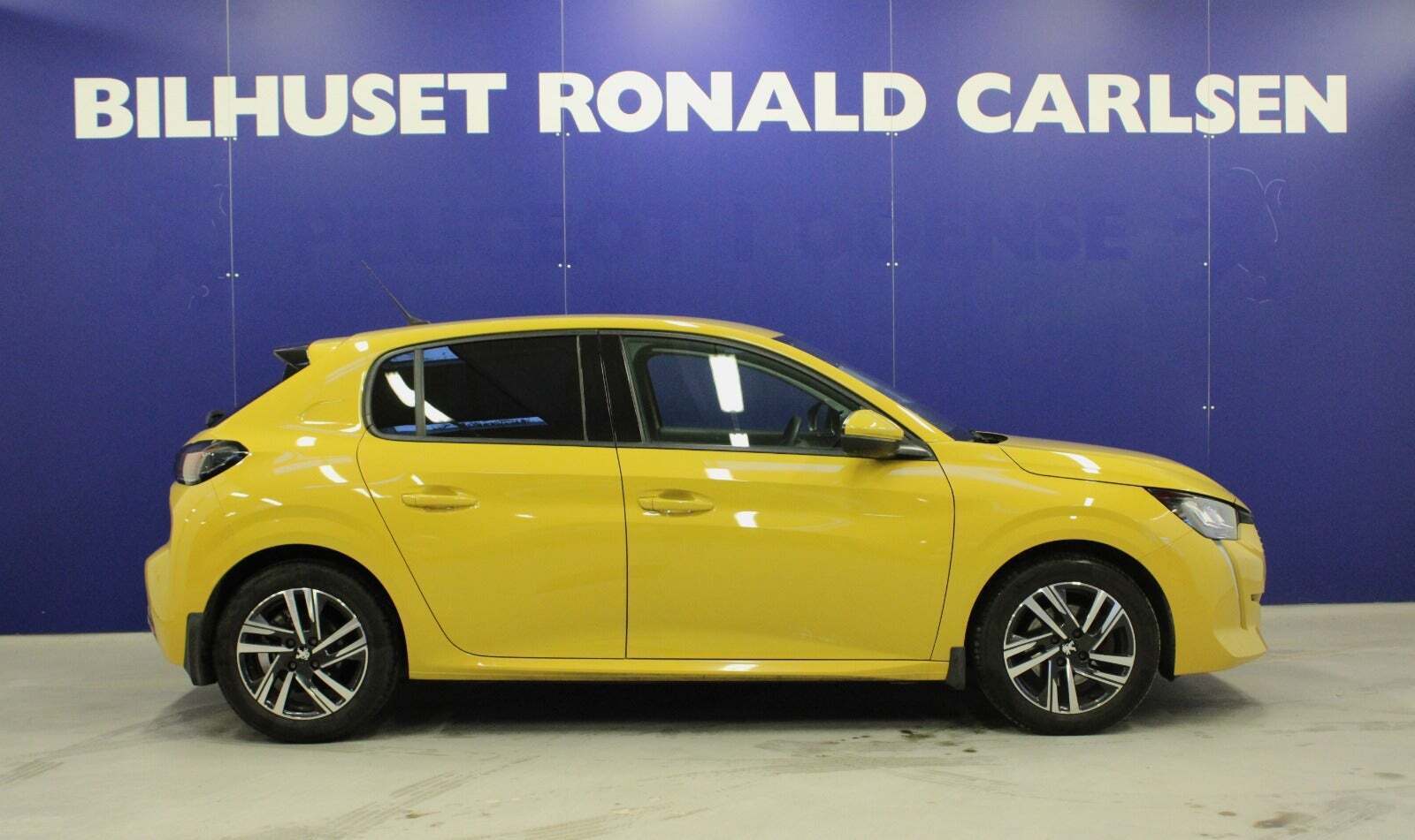 Gul Peugeot 208 fra 2022