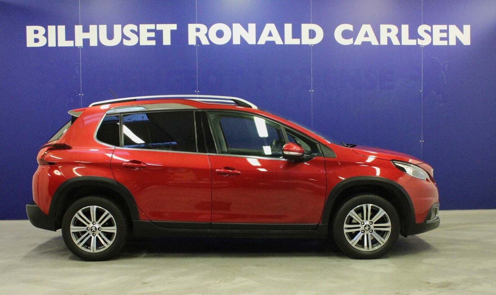 Rød Peugeot 2008 fra 2017