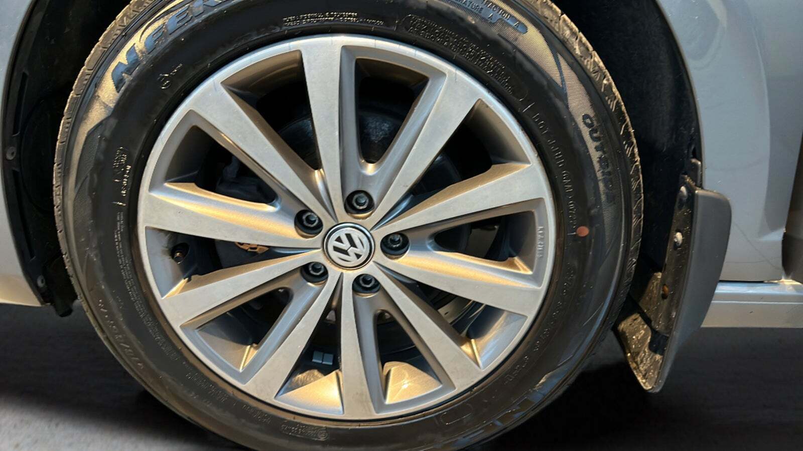 Grå VW Polo fra 2021