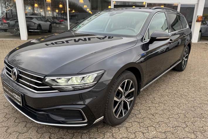 Grå VW Passat fra 2020 set udefra