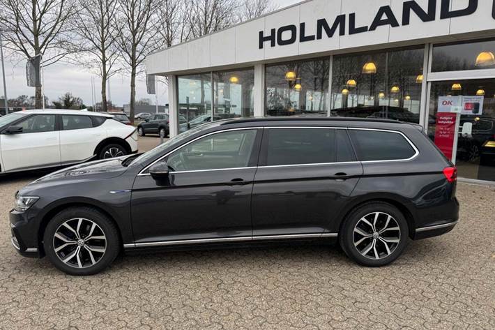 Grå VW Passat fra 2020