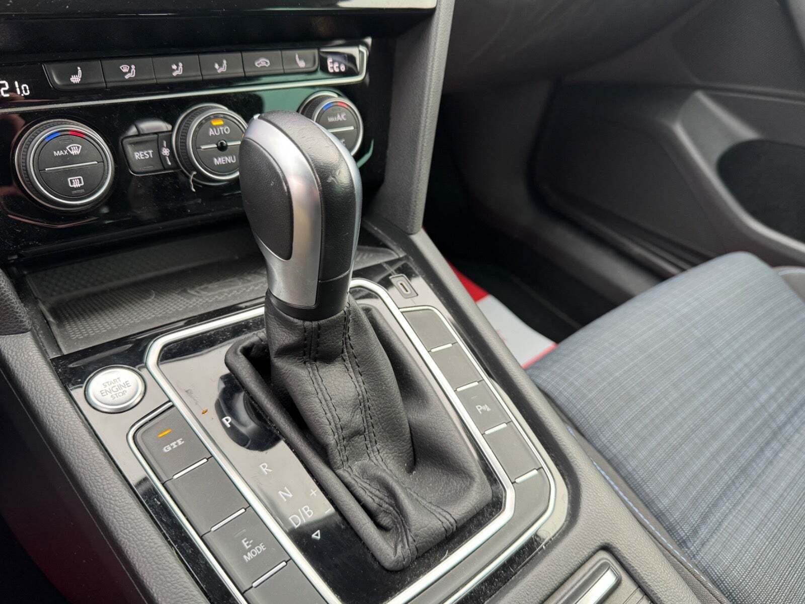 Grå VW Passat fra 2020