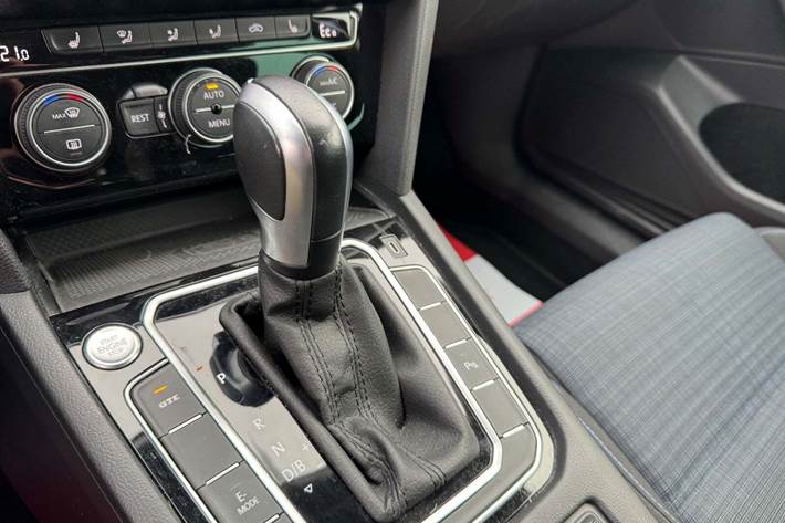 Grå VW Passat fra 2020