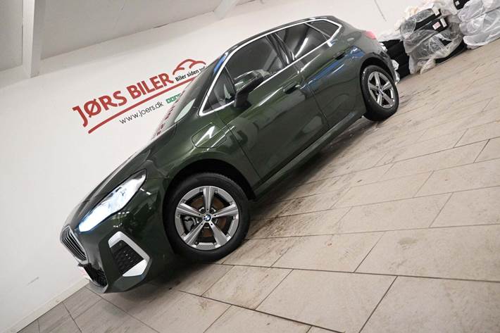 Grøn BMW 225e fra 2023