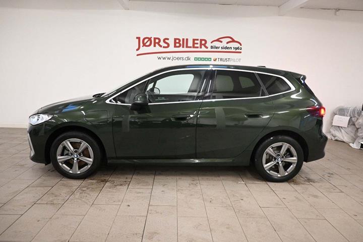 Grøn BMW 225e fra 2023