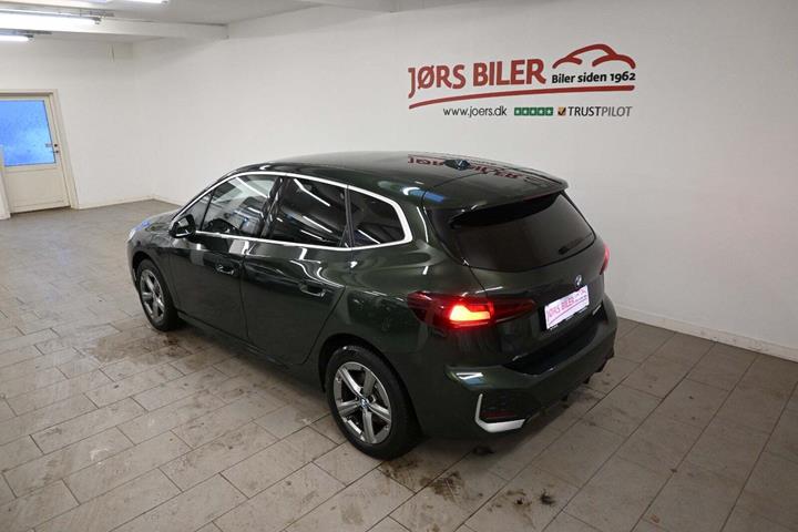 Grøn BMW 225e fra 2023