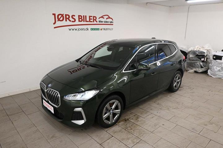 Grøn BMW 225e fra 2023