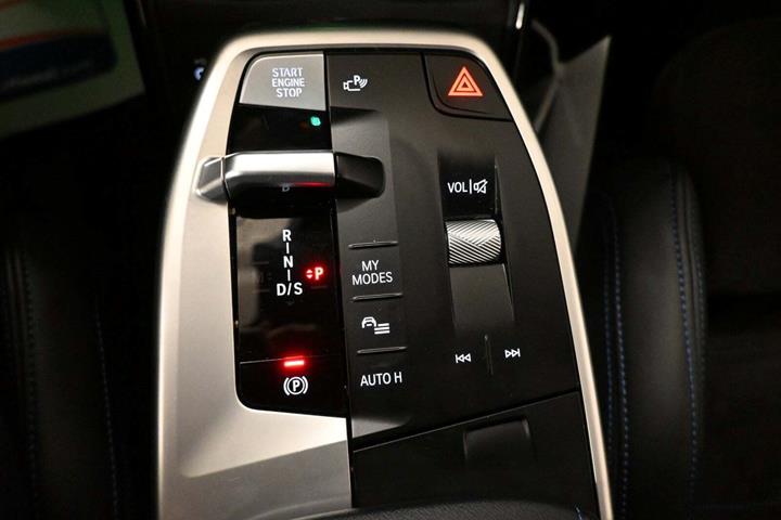 Grøn BMW 225e fra 2023