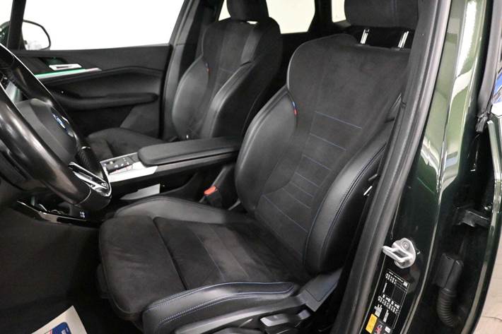 Grøn BMW 225e fra 2023