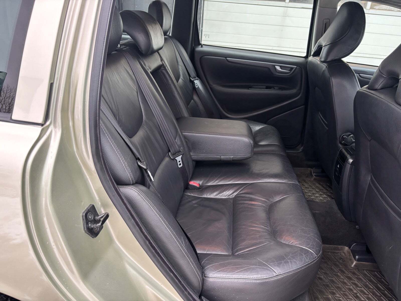 Beige Volvo V70 fra 2005