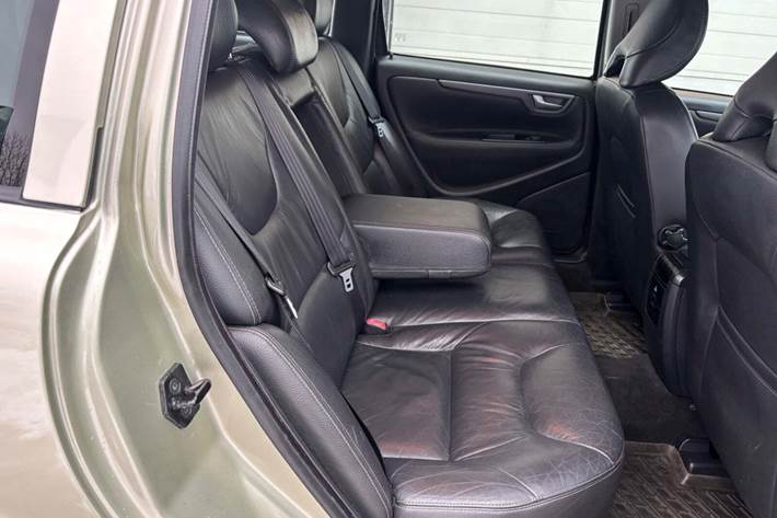 Beige Volvo V70 fra 2005