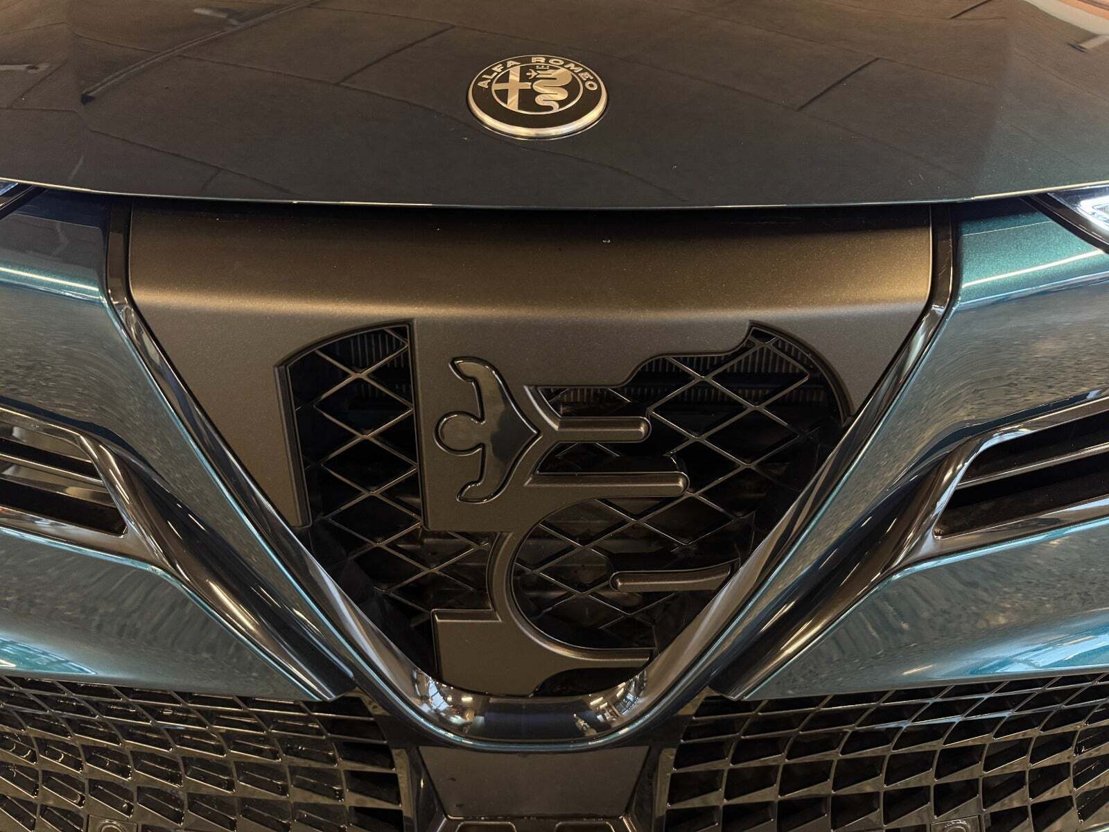 Blå Alfa Romeo Junior fra 2024