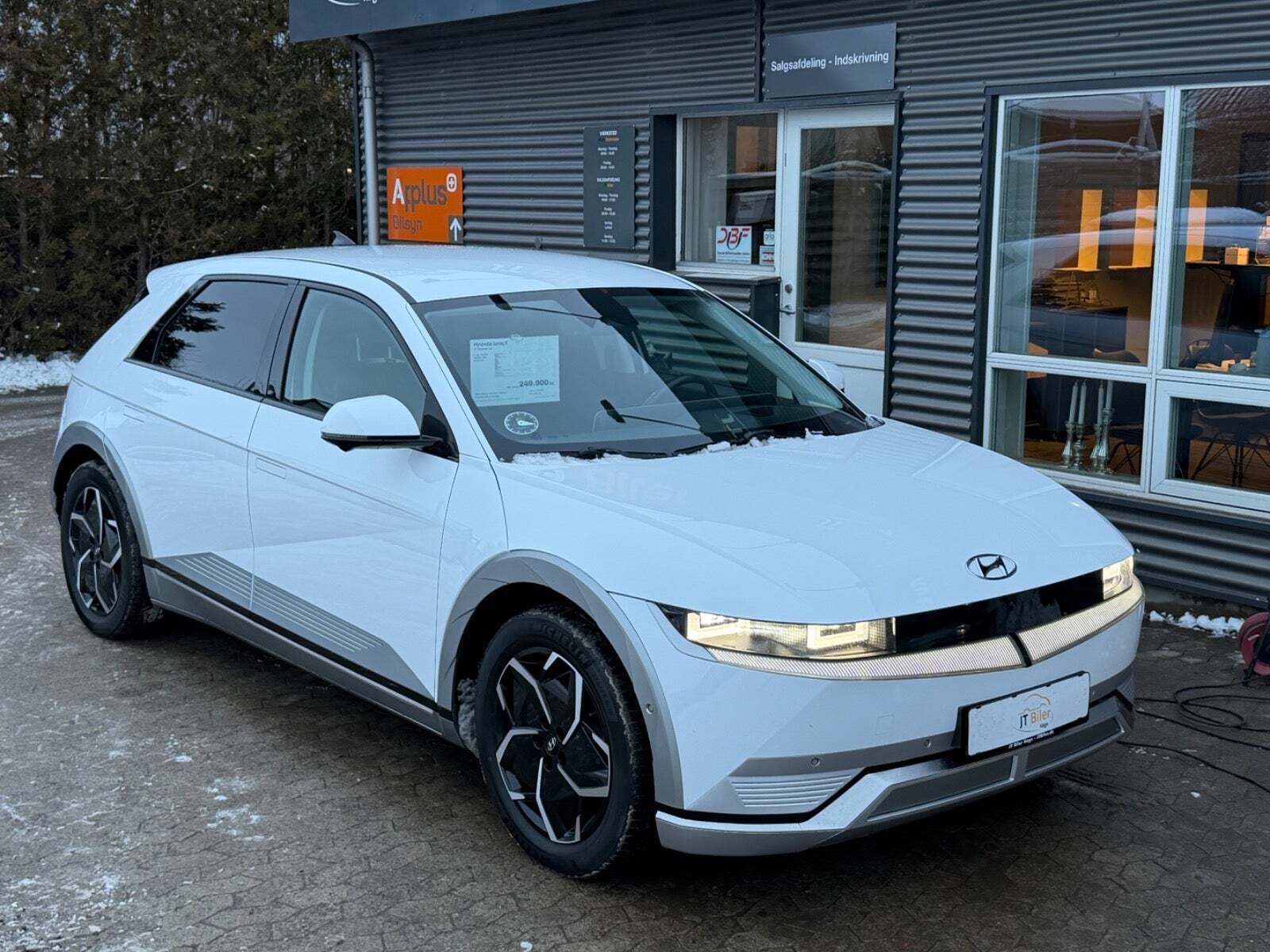 Hvid Hyundai Ioniq 5 fra 2023 set udefra